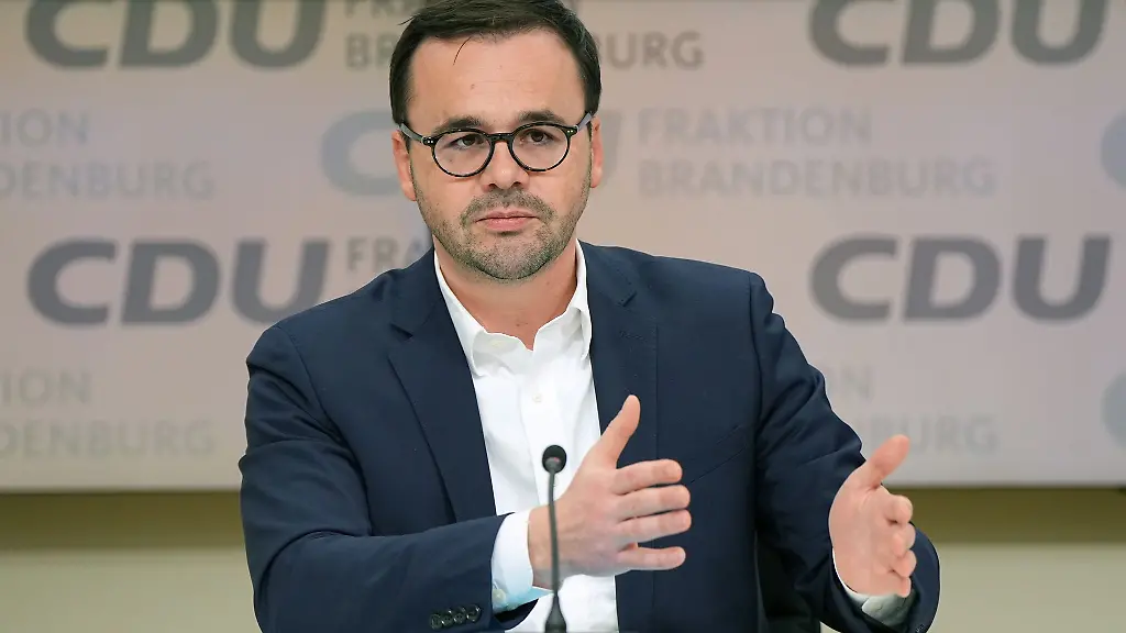 Jan-Redmann-Fraktionsvorsitzender-der-Brandenburger-CDU-aufgenommen-waehrend-einer-Pressekonferenz