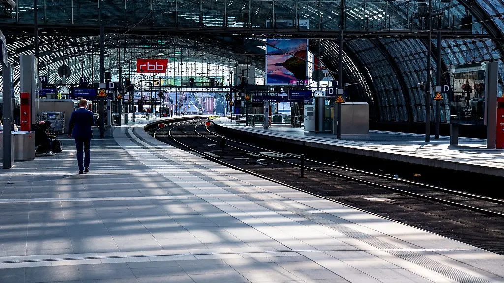 Einsam-am-Gleis-Wegen-des-Warnstreiks-werden-ab-der-Nacht-zu-Montag-so-gut-wie-keine-Zuege-mehr-fahren