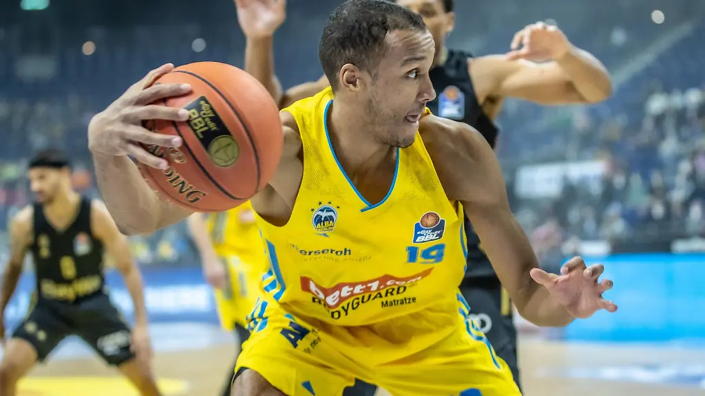 Alba-Fluegelspieler-Louis-Olinde