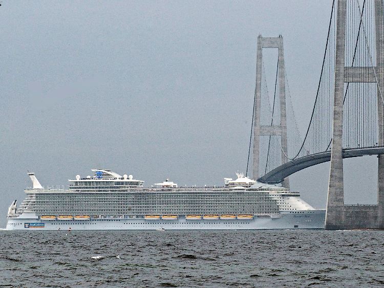Das größte Kreuzfahrtschiff der Welt, die "Allure of the Seas", ist etwa 360 Meter lang, 61 Meter breit und 65 Meter hoch.