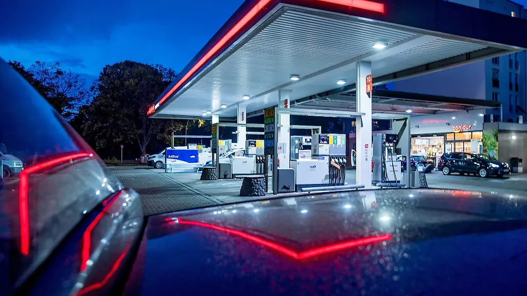 Autos-stehen-abends-vor-einer-Tankstelle