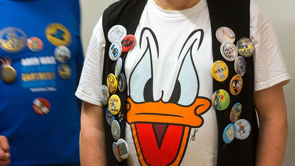 Bunte-Bottons-sind-an-der-Weste-eines-Donaldisten-beim-Jahrestreffen-zu-sehen