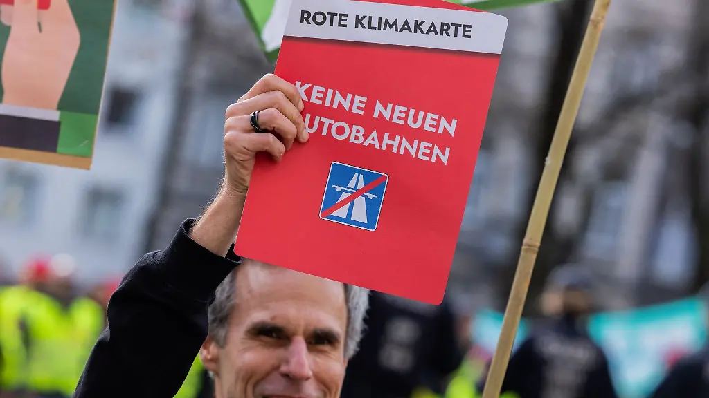 Demonstranten-stehen-vor-dem-Tagungshotel-der-Verkehrsministerkonferenz