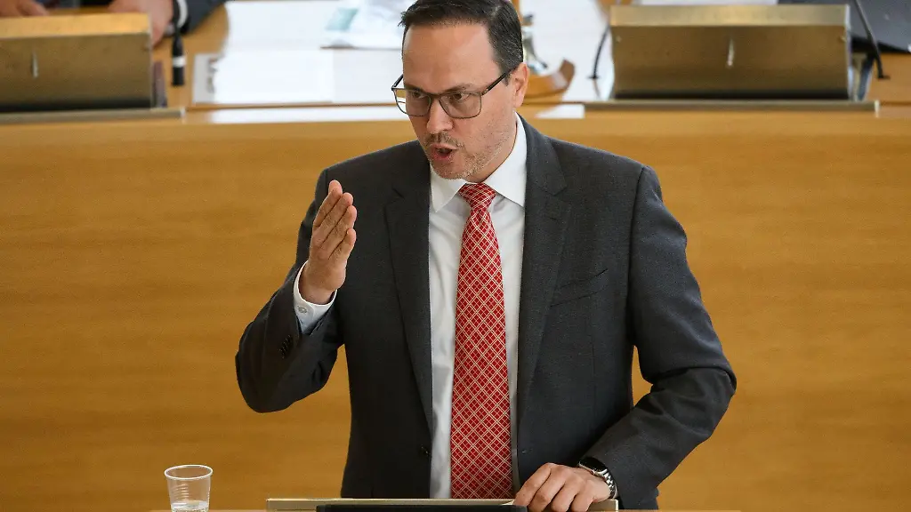 Dirk-Panter-Vorsitzender-der-SPD-Fraktion-im-Saechsischen-Landtag-spricht