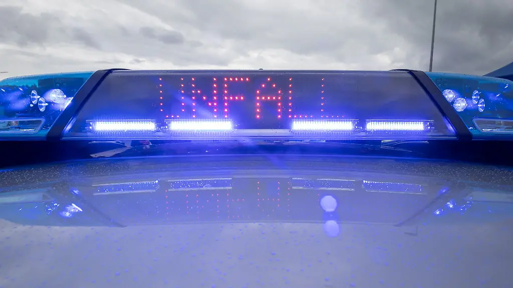 Ein-Blaulicht-und-eine-LED-Anzeige-leuchten-auf-dem-Dach-eines-Polizeifahrzeugs