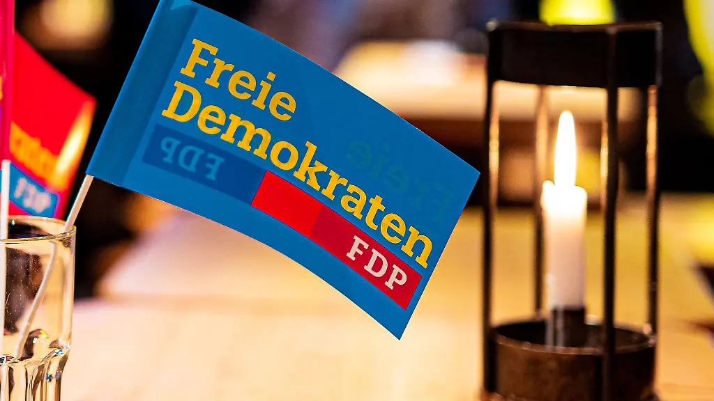 Ein-Faehnchen-mit-der-Aufschrift-Freie-Demokraten-FDP-steht-bei-der-Wahlparty-der-FDP