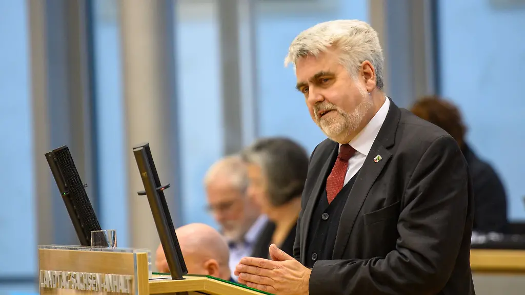 Armin-Willingmann-SPD-Minister-fuer-Wissenschaft-und-Umwelt-des-Landes-Sachsen-Anhalt-spricht-im-Plenarsaal-des-Landtages