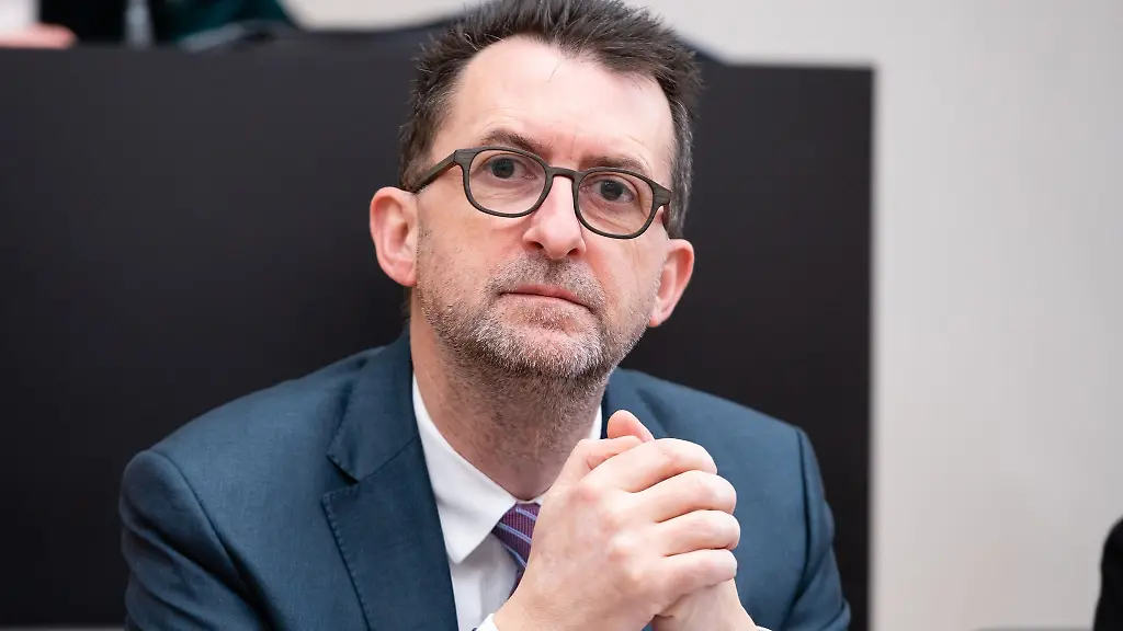 Reinhold-Jost-SPD-Innenminister-sitzt-im-saarlaendischen-Landtag