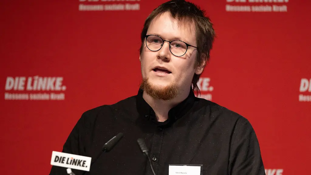 Jakob-Migenda-Die-Linke-Landesvorsitzender-spricht-waehrend-eines-Parteitags