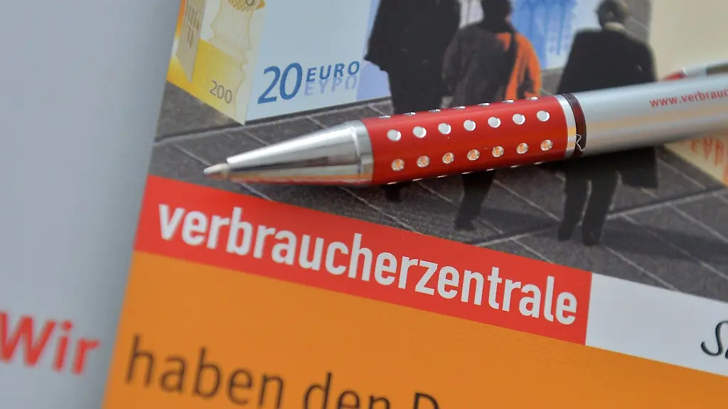 Eine-Mappe-der-Verbraucherzentrale-liegt-auf-einem-Tisch