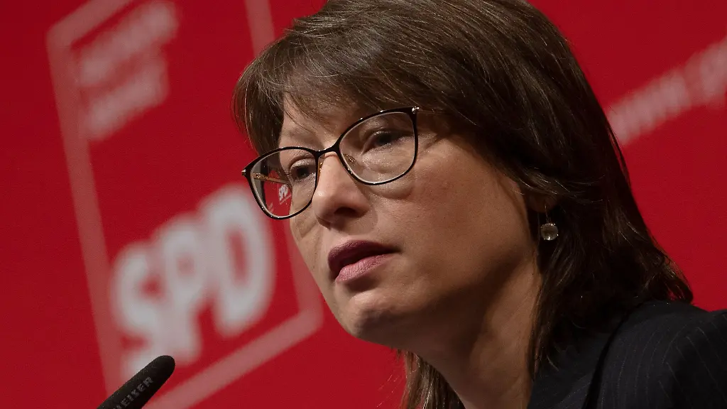 Katja-Paehle-Fraktionsvorsitzende-der-SPD-Sachsen-Anhalt-spricht