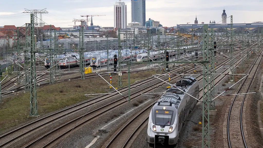 Eine-S-Bahn-verlaesst-den-Hauptbahnhof-in-Leipzig