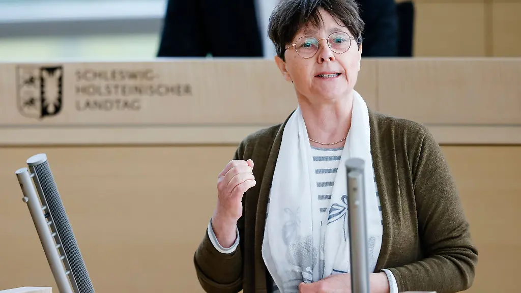 Finanzministerin-von-Schleswig-Holstein-Monika-Heinold-spricht-am-Podium