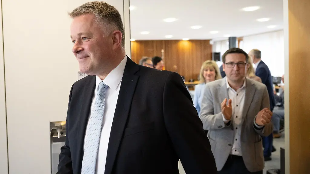 Gordon-Schnieder-Fraktionsvorsitzender-der-CDU-im-Landtag-von-Rheinland-Pfalz-kommt-aus-dem-Sitzungssaal