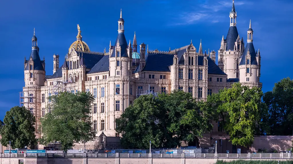 Die-Abendsonne-beleuchtet-das-Schweriner-Schloss