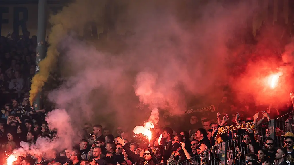Pyrotechnik-brennt-im-Block-der-Braunschweiger-Fans