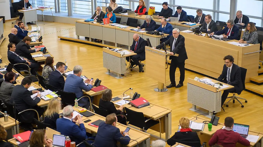 Sachsen-Anhalts-Finanzminister-Michael-Richter-CDU-M-spricht-im-Plenarsaal-des-Landtags-zu-den-Abgeordneten