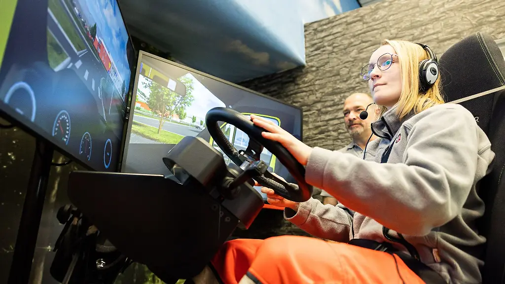 Tessa-Rettberg-r-Auszubildende-Notfallsanitaeterin-im-2-Lehrjahr-sitzt-an-einem-Fahrsimulator