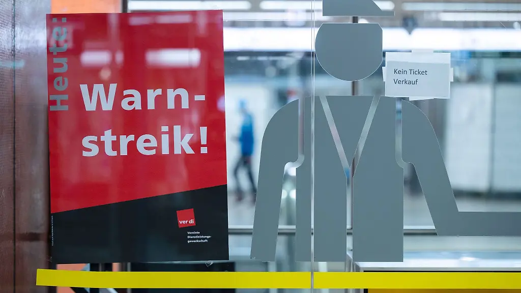 Ein-Plakat-haengt-an-der-Haltestelle-Hauptbahnhof-an-einem-Schalter-der-SSB