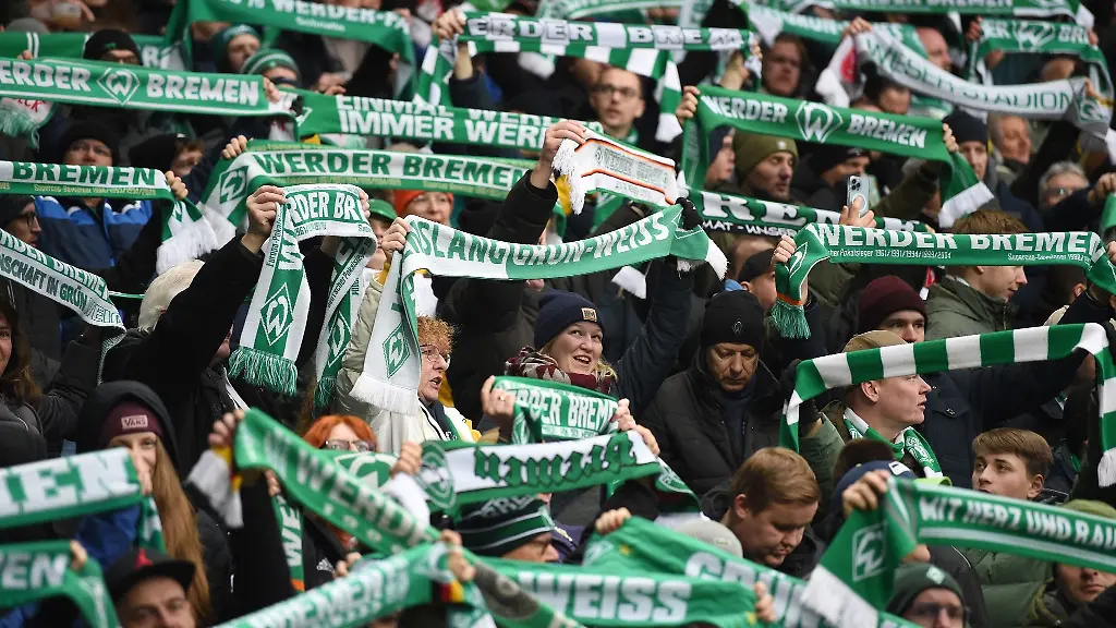 Werders-Fans-schwenken-ihre-Fahnen