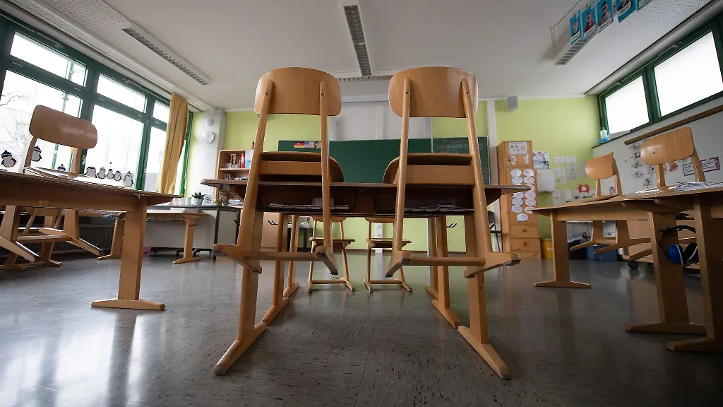 Ein-leeres-Klassenzimmer-an-einer-Grundschule