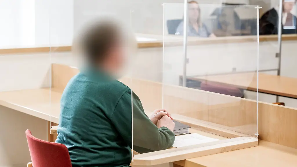 Der-57-Jahre-alte-Angeklagte-sitzt-an-seinem-Platz-in-einem-Gerichtssaal-im-Landgericht