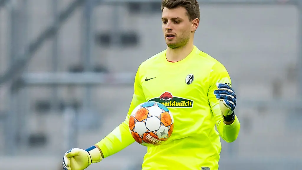 Freiburgs-Torwart-Benjamin-Uphoff-spielt-den-Ball