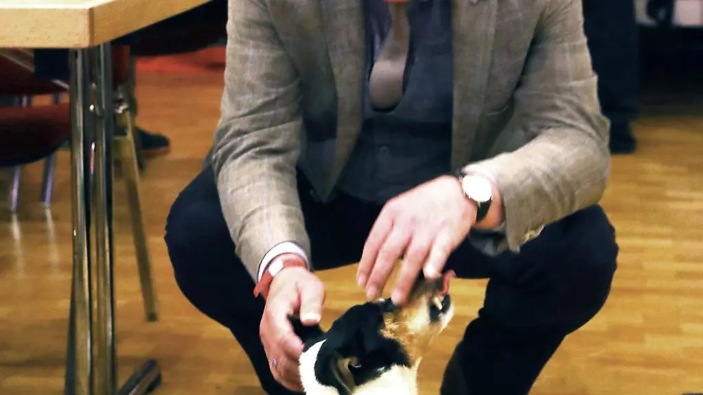 Bodo-Ramelow-Die-Linke-spielt-mit-seinem-Hund-Attila