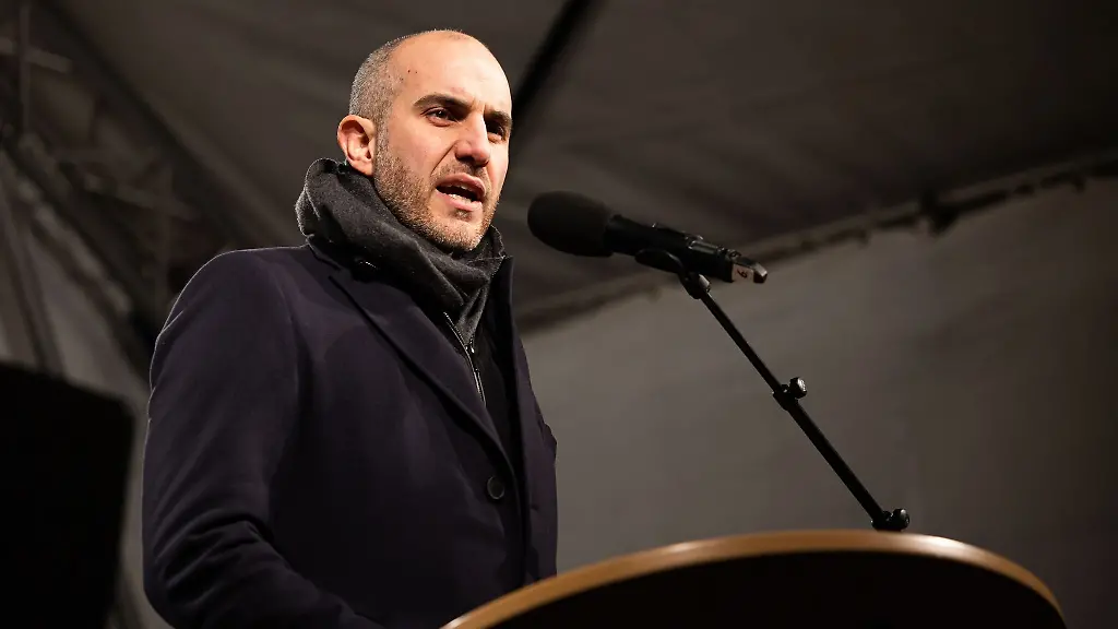 Belit-Onay-Buendnis-90-Die-Gruenen-Oberbuergermeister-Hannover-spricht-auf-einer-Buehne