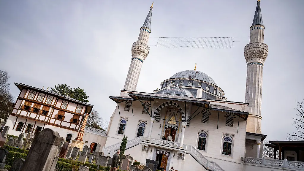 Blick-auf-die-Sehitlik-Moschee-in-Berlin-Neukoelln