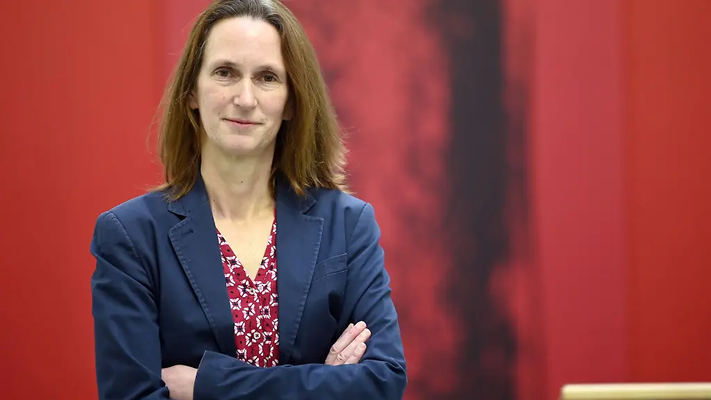 Mirjam-Kruppa-Buendnis90-Die-Gruenen-Beauftragte-fuer-Integration-Migration-und-Fluechtlinge-steht-im-Thueringer-Ministerium-fuer-Migration-Justiz-und-Verbraucherschutz