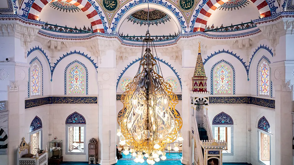 Blick-in-den-Innenraum-einer-Moschee