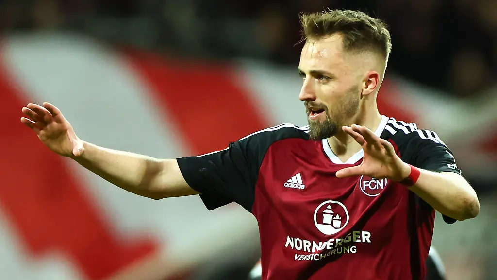 Der-Nuernberger-Florian-Huebner-jubelt-ueber-seinen-Treffer-zum-1-0