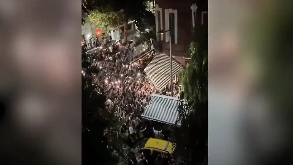 Polizisten-eskortieren-Messi-durch-gigantische-Fan-Horde