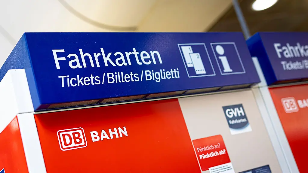 Ein-Fahrkartenautomat-der-Deutschen-Bahn-steht-an-einem-Bahnhof