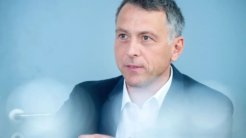 Stefan-Kerth-SPD-Landrat-des-Landkreis-Vorpommern-Ruegen-spricht-im-Landratsbuero-in-Stralsund