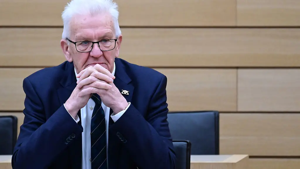 Winfried-Kretschmann-Buendnis-90-Die-Gruenen-Ministerpraesident-von-Baden-Wuerttemberg-sitzt-im-Plenarsaal