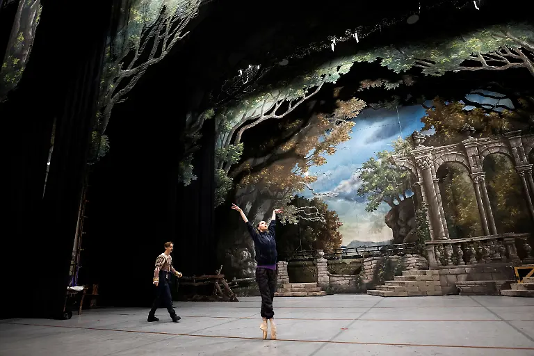 2023-03-21T063927Z-1478098801-RC2JRZ99LK2Y-RTRMADP-3-UKRAINE-CRISIS-HUNGARY-BALLERINA