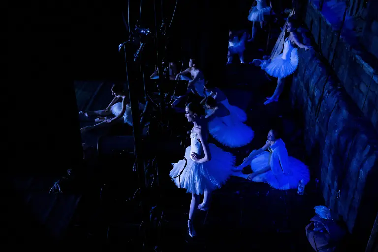 2023-03-21T063919Z-2012813403-RC2NRZ9BMW9V-RTRMADP-3-UKRAINE-CRISIS-HUNGARY-BALLERINA