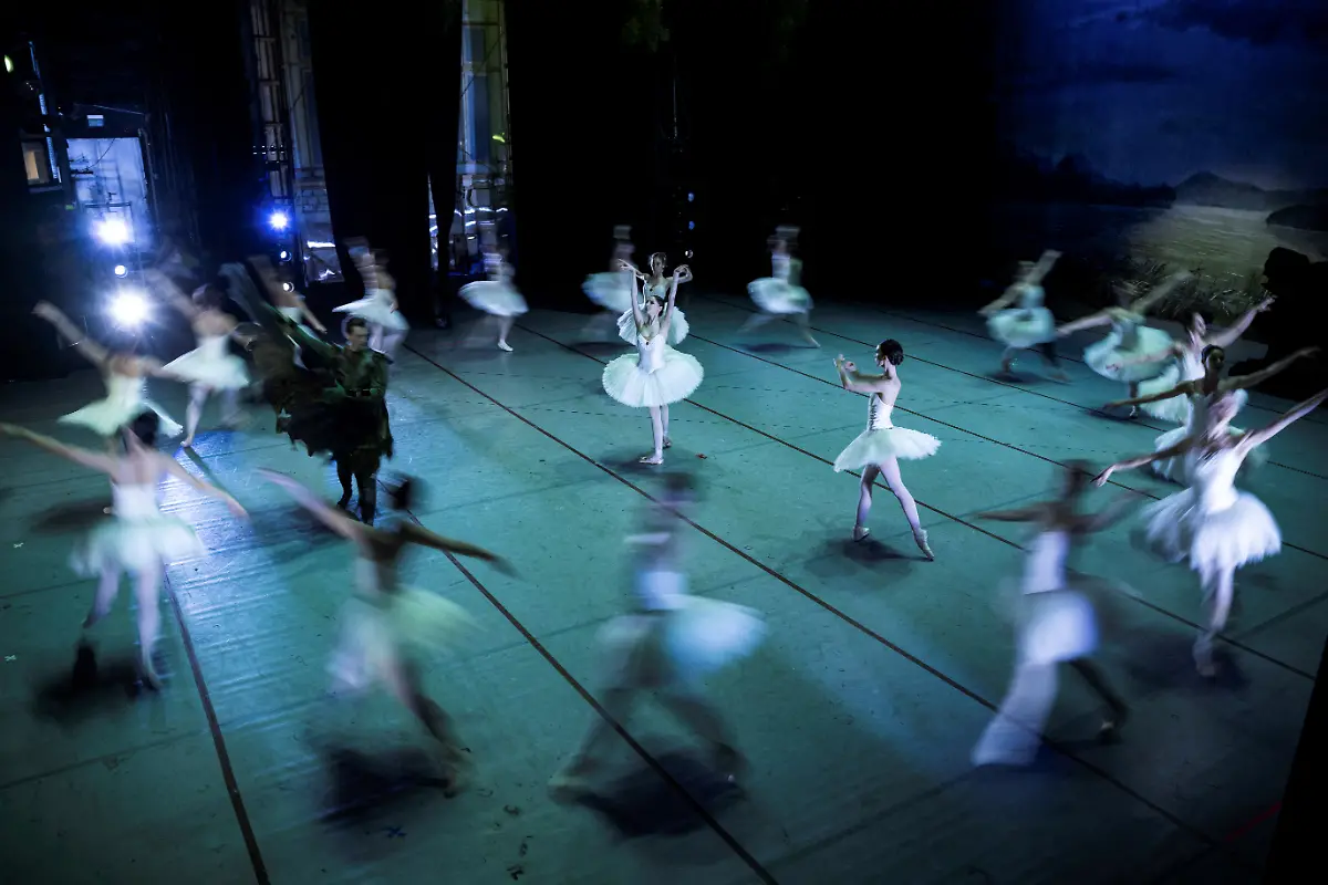 2023-03-21T063910Z-1942084298-RC2NRZ9J14AQ-RTRMADP-3-UKRAINE-CRISIS-HUNGARY-BALLERINA