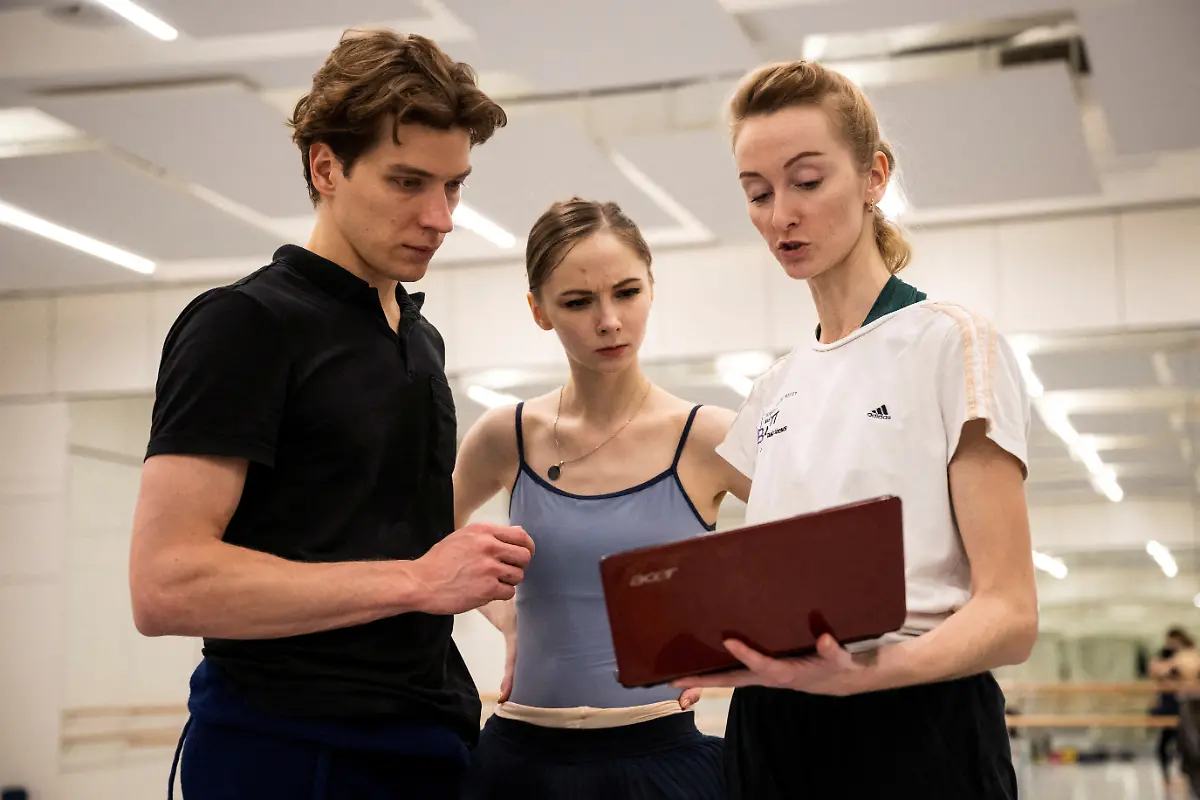 2023-03-21T063902Z-910823410-RC2S7Z9HQ8SJ-RTRMADP-3-UKRAINE-CRISIS-HUNGARY-BALLERINA