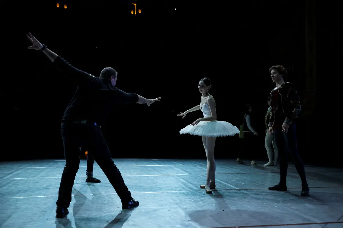 2023-03-21T063906Z-1190179948-RC2NRZ9JO55V-RTRMADP-3-UKRAINE-CRISIS-HUNGARY-BALLERINA