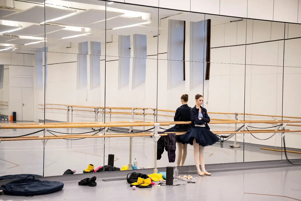 2023-03-21T063902Z-496661751-RC2S7Z91K5PW-RTRMADP-3-UKRAINE-CRISIS-HUNGARY-BALLERINA