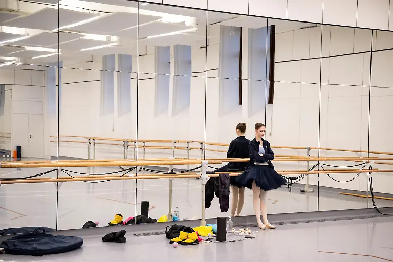 2023-03-21T063902Z-496661751-RC2S7Z91K5PW-RTRMADP-3-UKRAINE-CRISIS-HUNGARY-BALLERINA