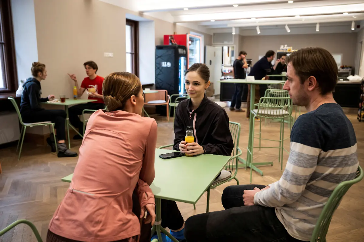 2023-03-21T063859Z-1612380707-RC2MTZ9MP8NP-RTRMADP-3-UKRAINE-CRISIS-HUNGARY-BALLERINA