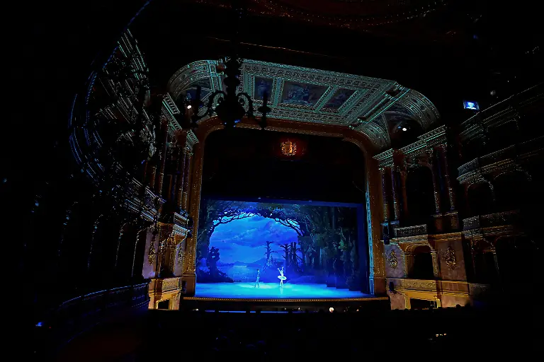 2023-03-21T063923Z-979783049-RC25VZ9YNS7I-RTRMADP-3-UKRAINE-CRISIS-HUNGARY-BALLERINA