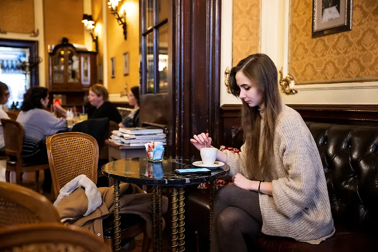 2023-03-21T063908Z-300659924-RC2DWZ92QKQC-RTRMADP-3-UKRAINE-CRISIS-HUNGARY-BALLERINA