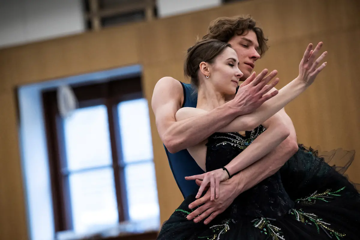 2023-03-21T063905Z-29757744-RC2OTZ960KUF-RTRMADP-3-UKRAINE-CRISIS-HUNGARY-BALLERINA