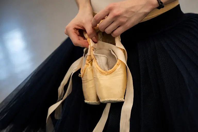 2023-03-21T063929Z-539142481-RC2E2Z9JGWSK-RTRMADP-3-UKRAINE-CRISIS-HUNGARY-BALLERINA