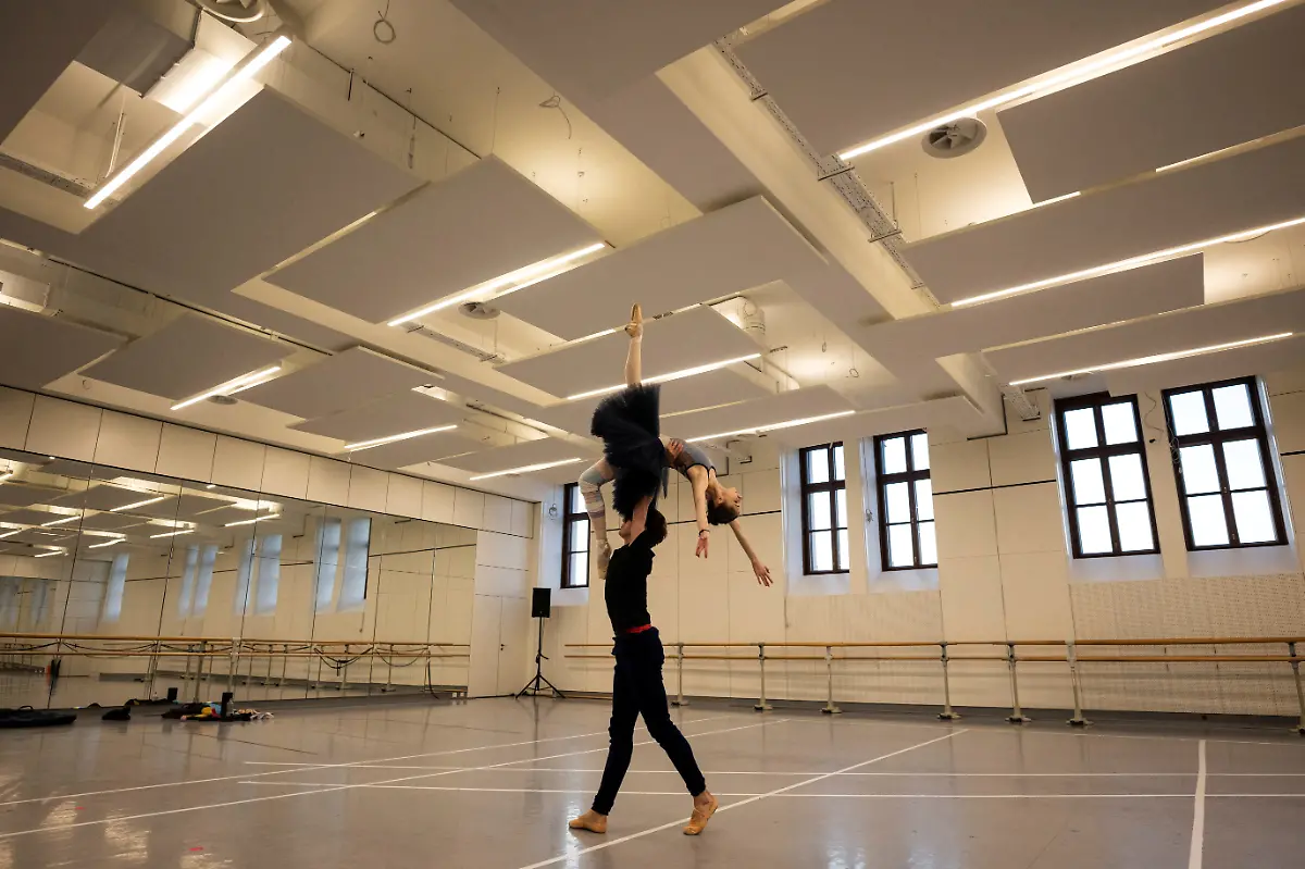 2023-03-21T063906Z-1347970520-RC2R7Z9THI6S-RTRMADP-3-UKRAINE-CRISIS-HUNGARY-BALLERINA